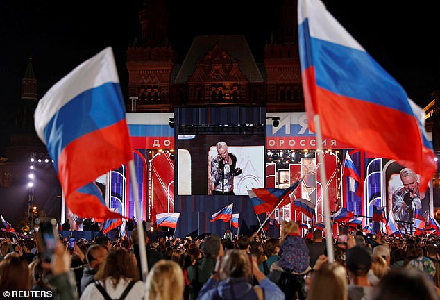 ياروسلاف درونوف، المعروف باسمه الفني شامان، يؤدي عرضًا خلال مسيرة لإحياء الذكرى السنوية الأولى لضم روسيا لأربع مناطق