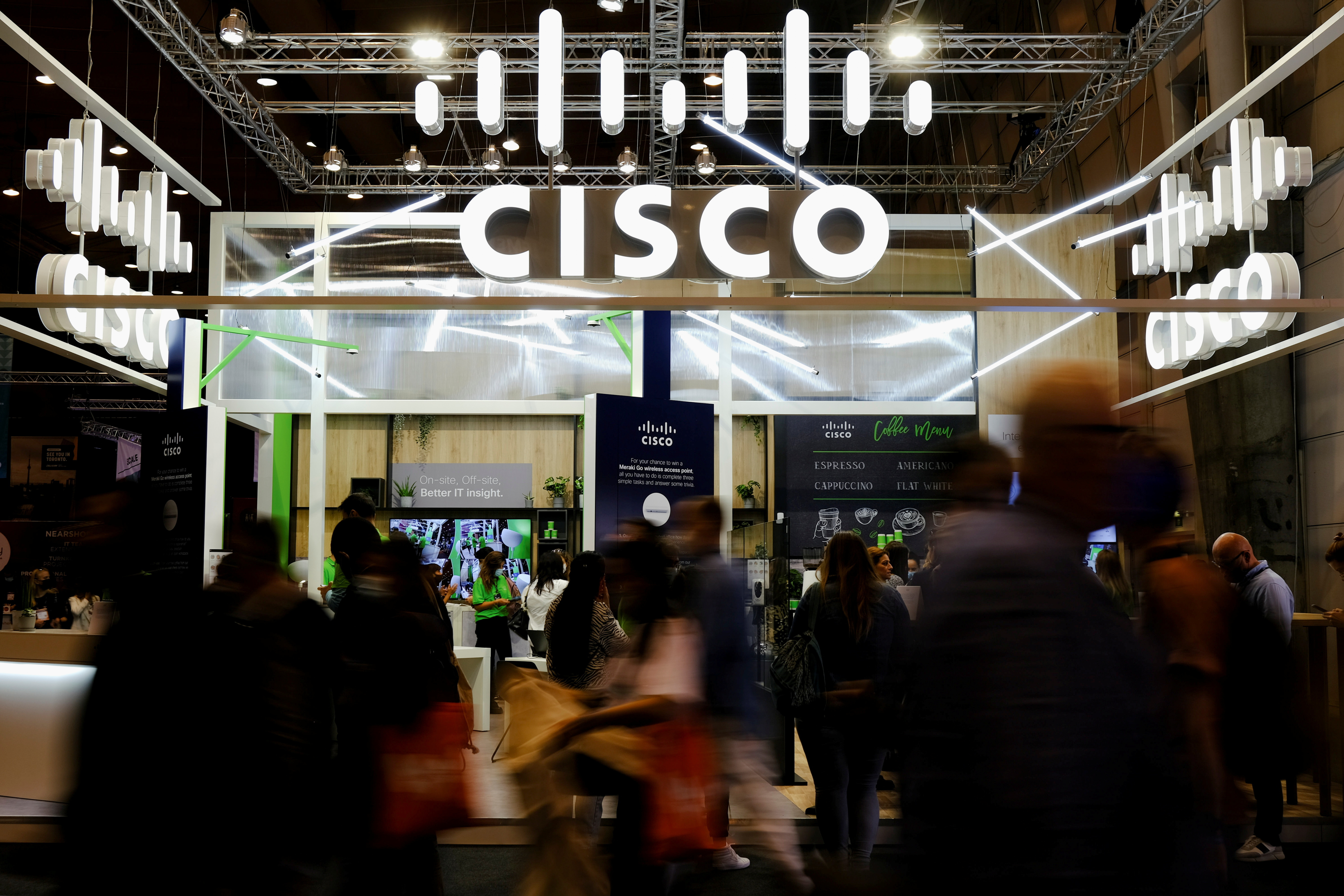 يمر الناس بجانب منصة Cisco في Web Summit، وهو أكبر مؤتمر تكنولوجي في أوروبا، في لشبونة