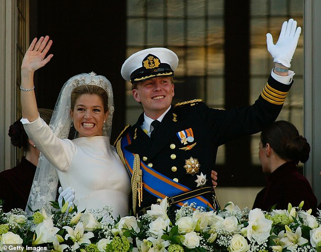 العروسان يلوحان للجمهور على شرفة القصر الملكي في أمستردام في فبراير 2002
