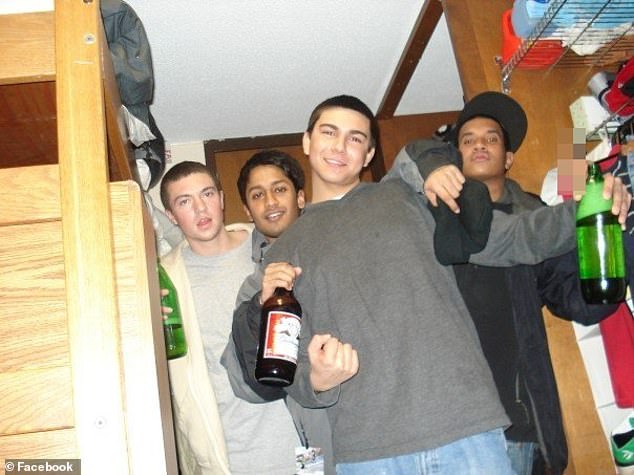 شوهد نيلو وهو يحتفل مع أصدقائه خلال أيامه في مدرسة خاصة في بوسطن عام 2007