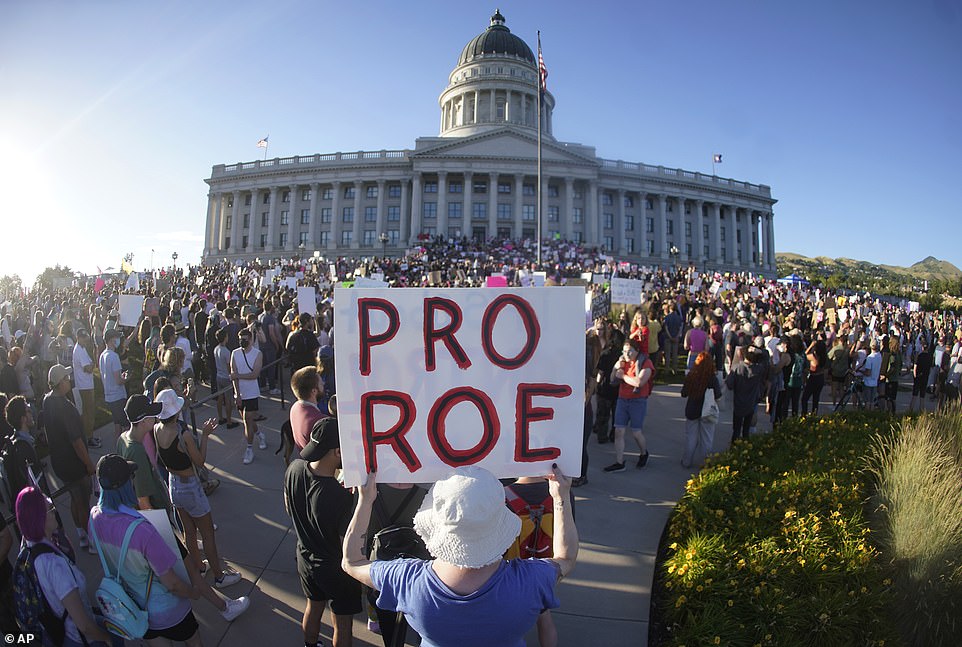 يحضر الناس مسيرة لحقوق الإجهاض في مبنى الكابيتول بولاية يوتا في سولت ليك سيتي بعد أن ألغت المحكمة العليا الأمريكية قضية رو ضد وايد في يونيو 2022.