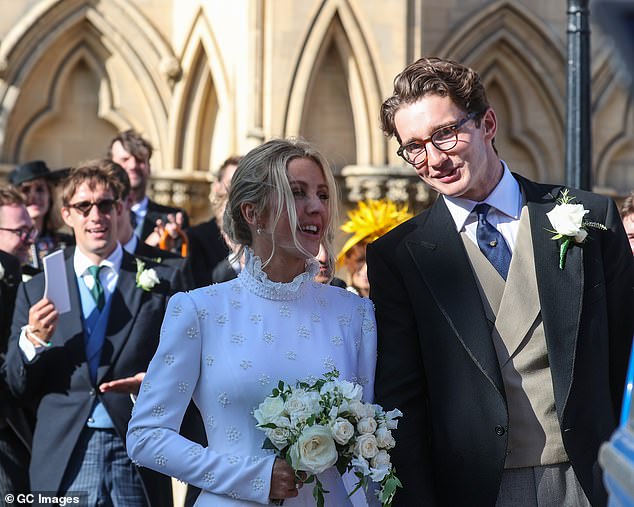 حفلات الزفاف: تزوج إيلي وكاسبار في أغسطس 2019 في يورك مينستر مع ضيوف من الصف الأول بما في ذلك سيينا ميلر وأورلاندو بلوم وكاتي بيري.