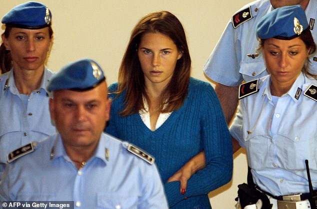 نوكس، الذي تم تصويره في سبتمبر 2008 في جلسة استماع بالمحكمة في بيروجيا، أدين في عام 2009 بقتل طالبة التبادل البريطانية ميريديث كيرشر.