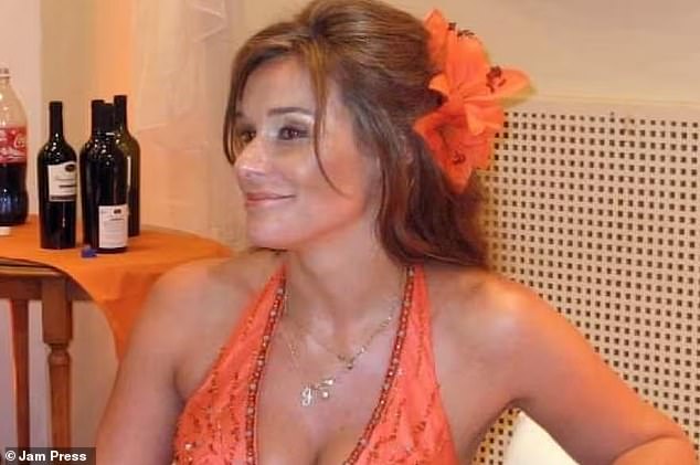توفيت ملكة الجمال السابقة جاكلين كارييري (في الصورة)، عن عمر يناهز 48 عاماً، من الأرجنتين، بشكل مأساوي بعد مضاعفات الجراحة التجميلية.