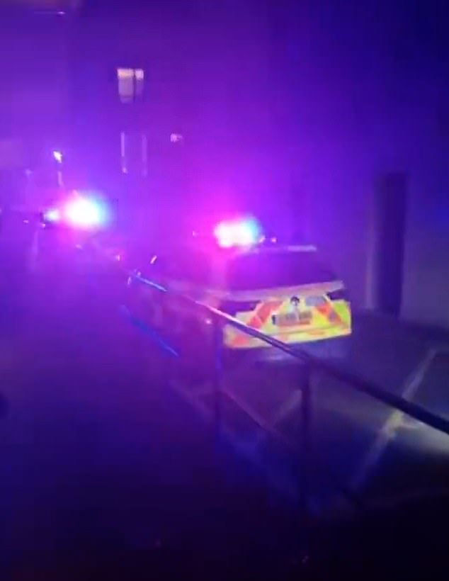 تم استدعاء ضباط الشرطة بعد بلاغات عن سماع دوي إطلاق نار على طريق شاتلوورث حوالي الساعة 21:50 مساءً