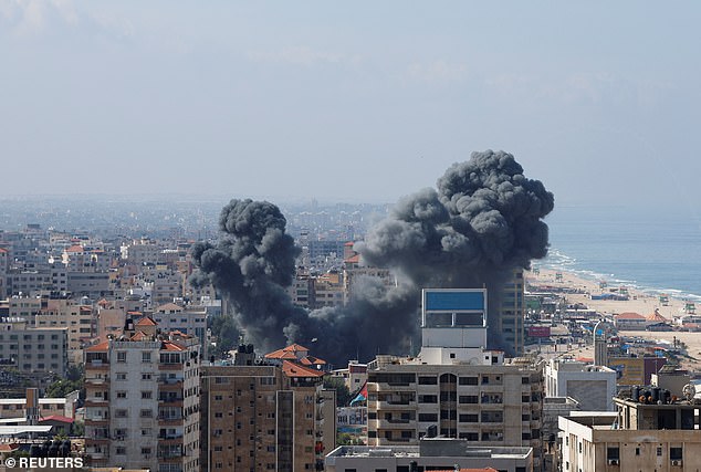 وتصاعد الدخان من مبنى في غزة بعد أن أطلقت إسرائيل صواريخ ردا على غارات جوية فلسطينية في وقت سابق يوم السبت
