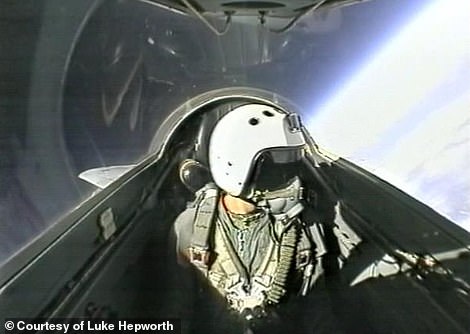 ذهب لوك إلى حافة الفضاء مع شركة ملابس روسية في عام 2002، لكن المشروع توقف عن العمل منذ ذلك الحين