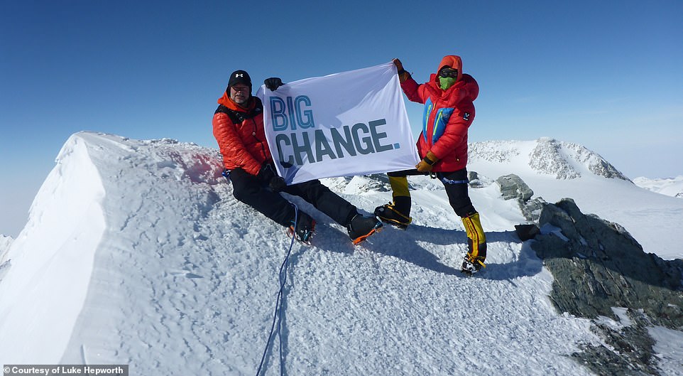 بينما كان لوك في القارة القطبية الجنوبية للوصول إلى القطب الجنوبي، تسلق قمة جبل فينسون (16050 قدمًا) ليحدد إحدى قممه