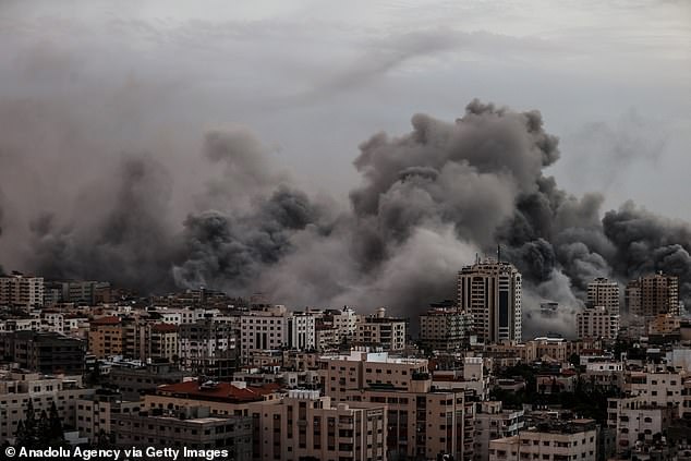 : الدخان يتصاعد فوق المباني مع استمرار الغارات الجوية الإسرائيلية في حي الرمال بمدينة غزة، غزة في 9 أكتوبر 2023