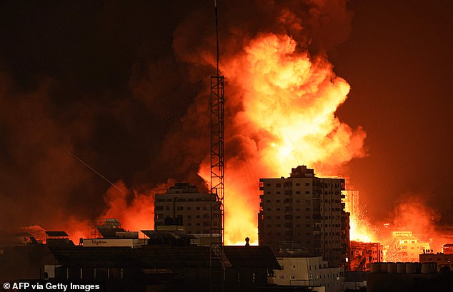 كرة نارية تندلع أثناء القصف الإسرائيلي على مدينة غزة في 9 أكتوبر 2023