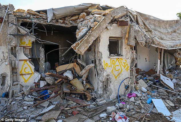 منزل أصبح في حالة خراب بعد هجوم شنه مقاتلو حماس على هذا الكيبوتس قبل أيام عندما قُتل عشرات المدنيين بالقرب من الحدود مع غزة يوم الثلاثاء