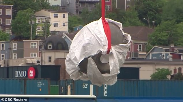وعثر اكتشاف سابق في يونيو حزيران على حطام من الغواصة تيتان التي تم نقلها إلى الشاطئ.  وشملت القطع المعدنية الضخمة الأنف مع الكوة التي كان من الممكن أن يستخدمها الرجال الخمسة لرؤية تيتانيك