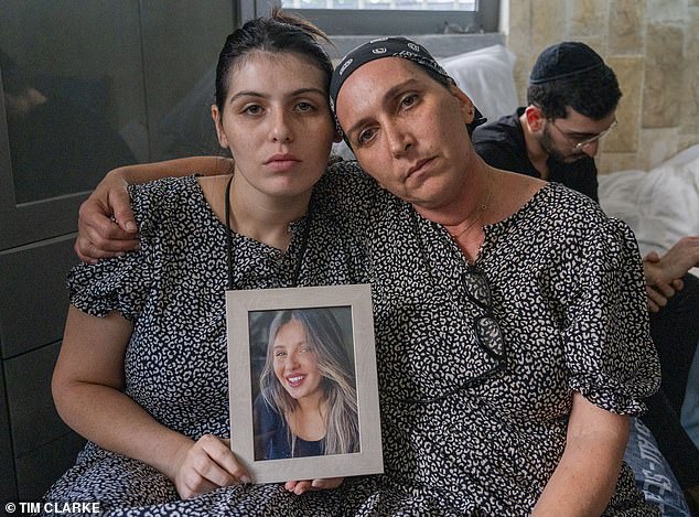 روثي أساياج (والدة) وإيدن أساياج (أخت) رافيت أساياج، ضابط حرس الحدود الإسرائيلي الذي قتلته حماس يوم السبت