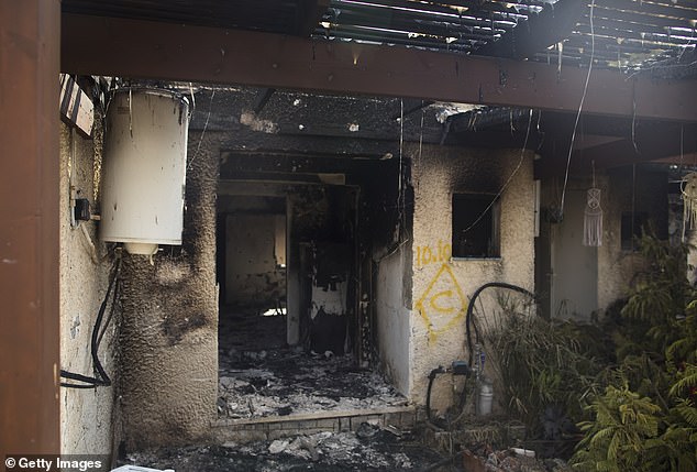 منزل متفحم بعد هجوم نفذه مسلحون فلسطينيون على الكيبوتس يوم الثلاثاء