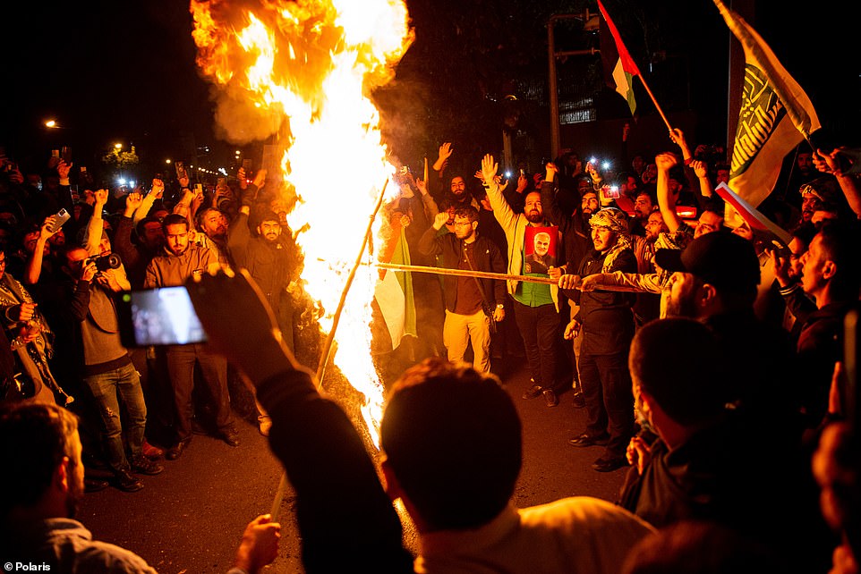 متظاهرون يحرقون العلم الإسرائيلي خلال احتجاج مناهض لإسرائيل أمام السفارة البريطانية في طهران، إيران، في وقت مبكر من الأربعاء، 18 أكتوبر 2023