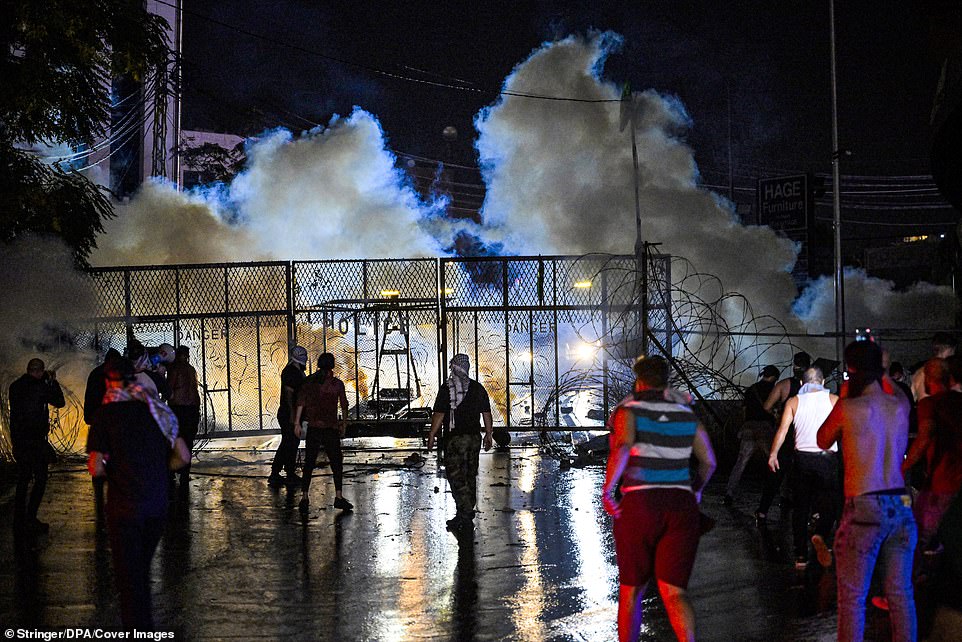 بيروت: ألقى متظاهرون الألعاب النارية على السفارة الأمريكية في بيروت الليلة الماضية.  واستمرت أعمال الشغب حتى يوم الأربعاء