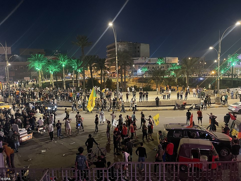 متظاهرون في ساحة التحرير ببغداد، العراق، الليلة الماضية