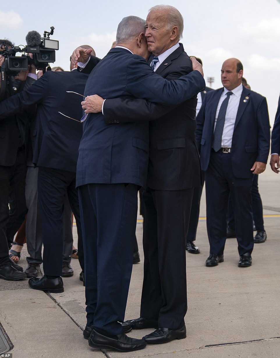 رئيس الوزراء الإسرائيلي بنيامين نتنياهو في استقبال الرئيس جو بايدن بعد وصوله إلى مطار بن غوريون الدولي، الأربعاء 18 أكتوبر 2023، في تل أبيب