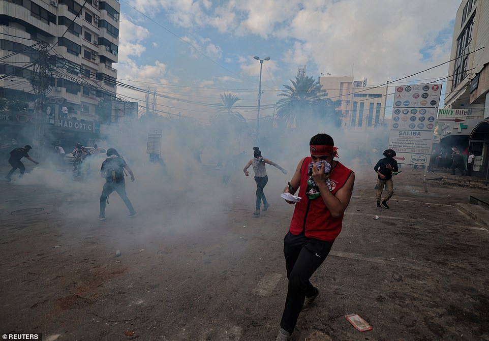 استخدمت شرطة مكافحة الشغب والجيش اللبناني الغاز المسيل للدموع لتفريق الحشود بالقرب من السفارة الأمريكية في بيروت، لكنها لم تفعل الكثير لردع الاضطرابات