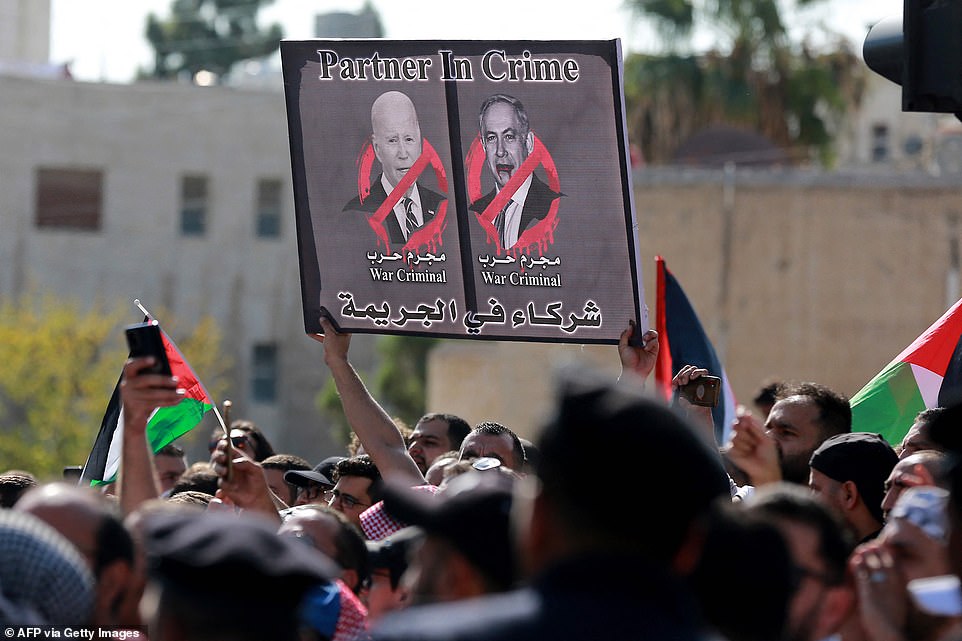 عمان: رفع المتظاهرون في الأردن لافتات تصف بايدن ورئيس الوزراء الإسرائيلي بنيامين نتنياهو بـ “مجرمي الحرب”