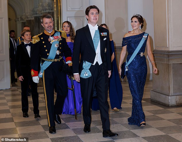 الأمير كريستيان الدنماركي يقود الطريق إلى احتفالات عيد ميلاده الثامن عشر يوم الأحد الماضي.  والديه الأمير فريدريك وولي العهد الأميرة ماري على كل جانب