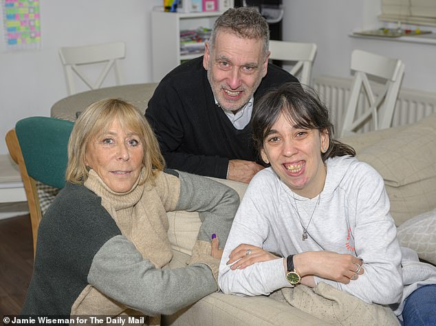 جراهام وإلين ليفي، في الصورة مع ابنتهما فالون (29 عامًا)، التي تعاني من متلازمة لينوكس غاستو (شكل حاد من الصرع)