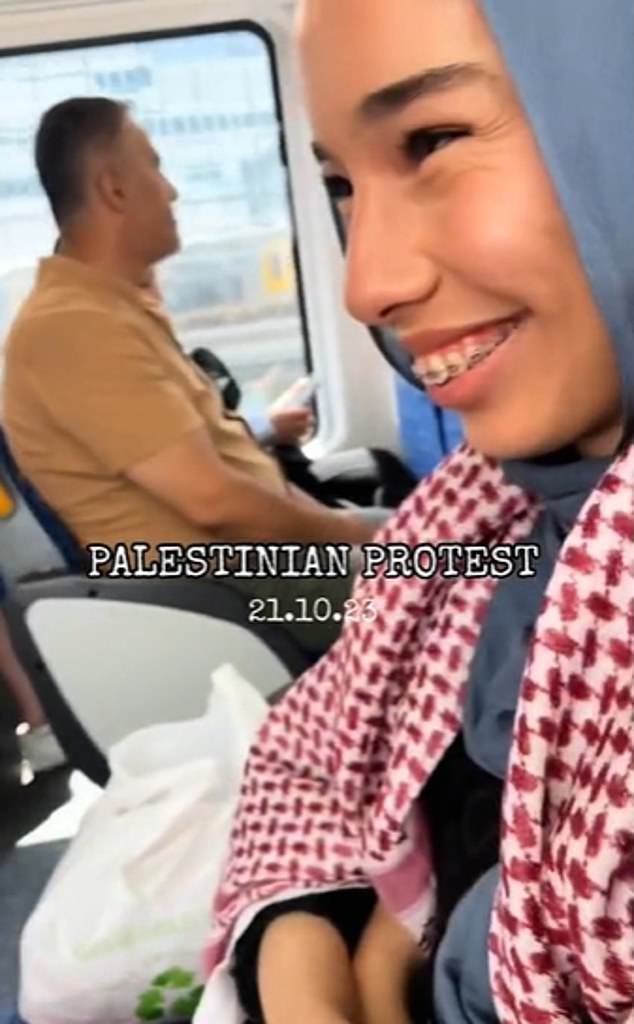 كانت هناك ابتسامات كبيرة عندما بدأت أغنية دامي فلسطين لنجم البوب ​​الفلسطيني محمد عساف تنطلق عبر العربة.
