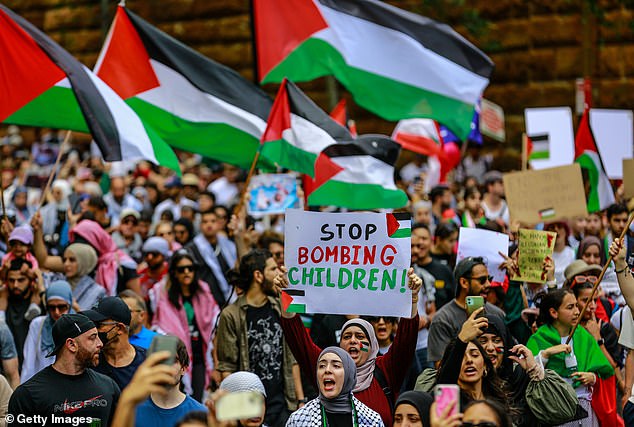 تظاهر الآلاف من المؤيدين لفلسطين في شوارع سيدني يوم السبت
