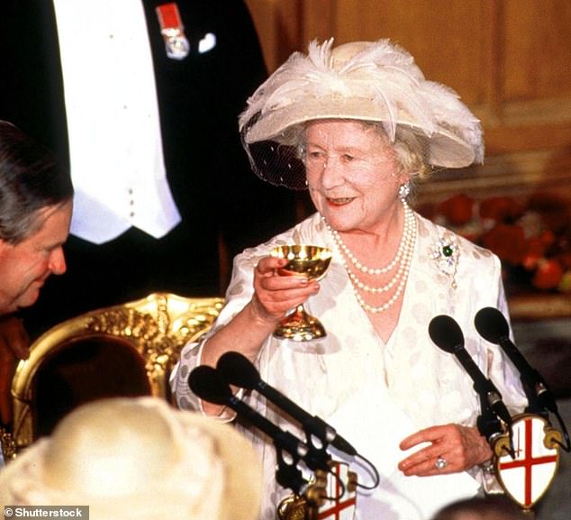 كان تالون معروفًا بأنه حشو لا يمكن كبته لكؤوس النبيذ - تلك الخاصة بالملكة الأم وضيوفها.  تم تصويرها هنا في حفل غداء عيد ميلاد في عام 1990