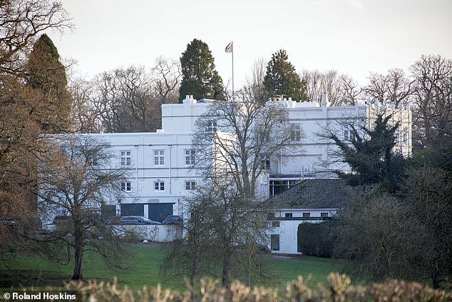 كان Royal Lodge في Windsor Great Park هو المنزل الثاني للملكة الأم.  اليوم يحتلها الأمير أندرو