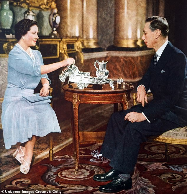 الملكة إليزابيث تتناول الشاي مع زوجها الملك جورج السادس