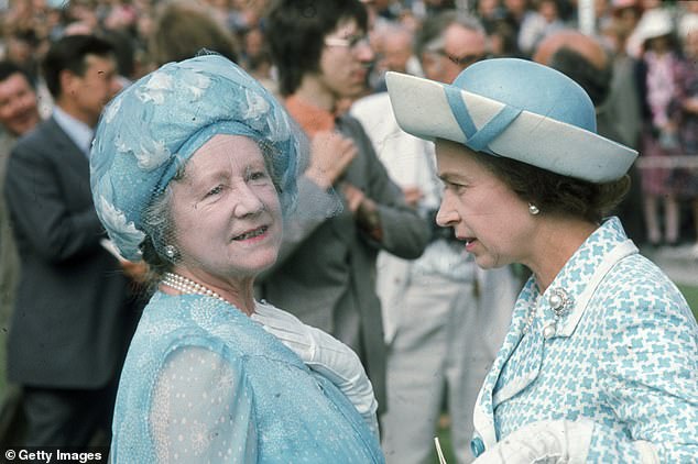 الملكة الأم مع ابنتها الملكة الراحلة إليزابيث.  اليوم، تنتمي نظرة الملكة الأم إلى عالم آخر تمامًا