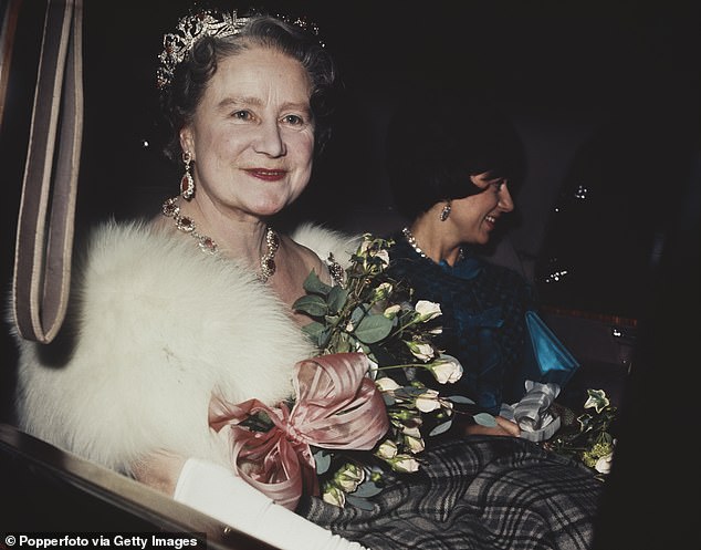 تسافر الملكة الأم مع الأميرة مارغريت لحضور حفل زفاف عام 1965
