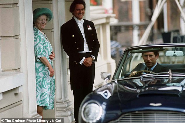 الملكة الأم الحنون تقول وداعًا لحفيدها تشارلز، وهو يترك مأدبة غداء للاحتفال بعيد ميلادها السادس والثمانين.  