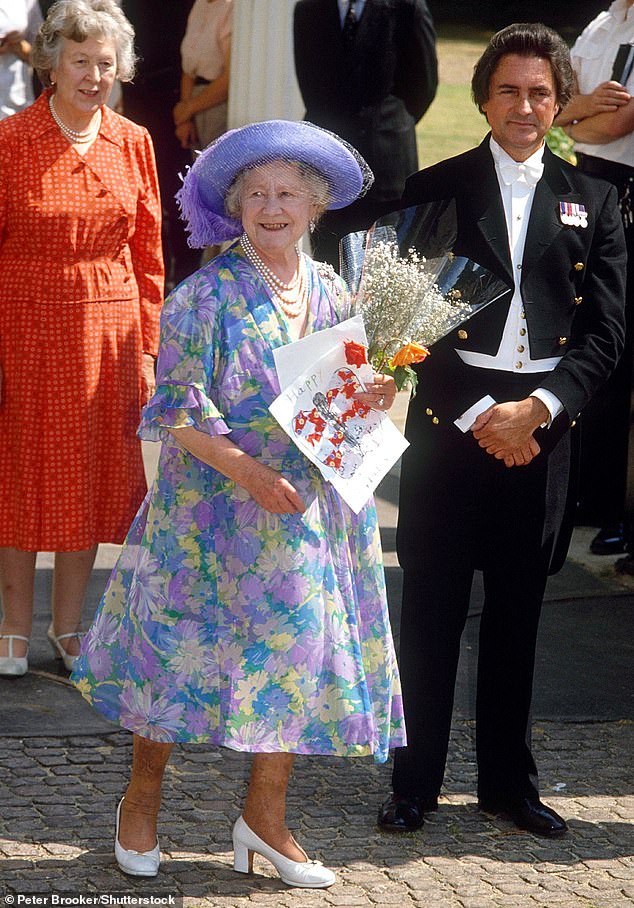 مع بيلي تالون يحوم في مكان قريب، الملكة الأم تحيي المهنئين خارج كلارنس هاوس في عيد ميلادها التاسع والثمانين في عام 1989