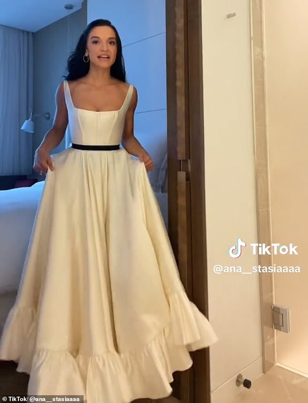 في فيديو TikTok الذي حقق انتشارًا واسعًا، والذي حصد أكثر من 3.8 مليون مشاهدة، كانت أناستازيا تدور بسعادة وهي تعرض فستان زفافها الذي يصل طوله إلى الأرض بالإضافة إلى القوس الأسود.