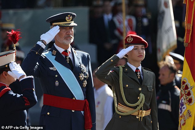 الملك فيليبي وابنته ولية العهد الأميرة ليونور يحييان العلم خلال العرض العسكري لليوم الوطني الإسباني في مدريد، أكتوبر 2023
