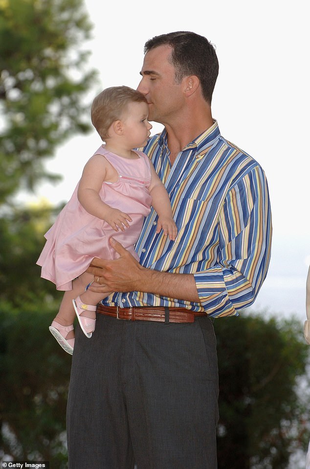 الملك فيليبي مع ابنته الأميرة ليونور خلال إجازتهما الصيفية عام 2006