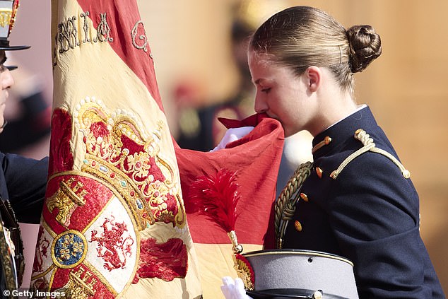 الأميرة ليونور تتعهد بالولاء للعلم وهي تبدأ رسميًا ثلاث سنوات من التدريب العسكري للتحضير لمستقبلها كرئيسة للدولة