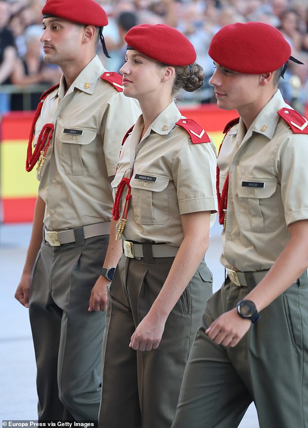 الأميرة ليونور تشارك في تقديم الطلاب العسكريين إلى عذراء بيلار في بازيليك شفيع الإسباني في الأكاديمية العسكرية العامة في سرقسطة في أكتوبر 2023