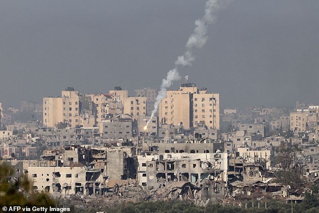 أظهرت لقطة التقطتها إسرائيل من مدينة سديروت، الخميس، قنابل مضيئة أطلقها الجيش الإسرائيلي فوق شمال قطاع غزة