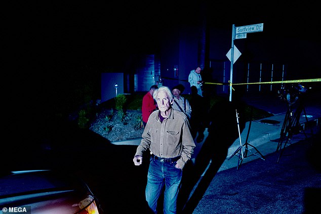 وشوهد والد ماثيو بيري، جون بينيت بيري، 82 عامًا، وهو يصل إلى منزل ابنه في لوس أنجلوس ويبدو متأثرًا بعد ساعات قليلة من وفاة نجم الأصدقاء.