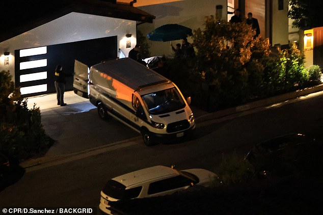 شوهد الأطباء الشرعيون ليلة السبت وهم ينقلون جثة بيري من منزله في لوس أنجلوس
