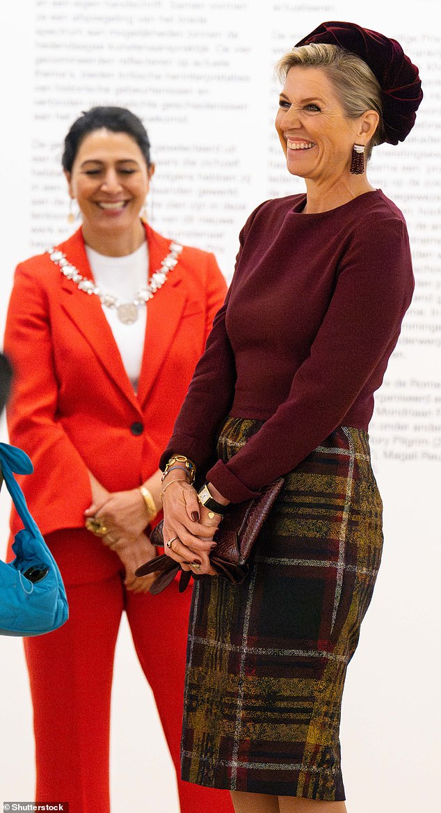 وبدت الأميرة البالغة من العمر 52 عامًا، احتفالية في تنورة مربعة وقميص عنابي بأكمام طويلة خلال عرض الفنون البصرية في متحف ستيديليك يوم الثلاثاء.