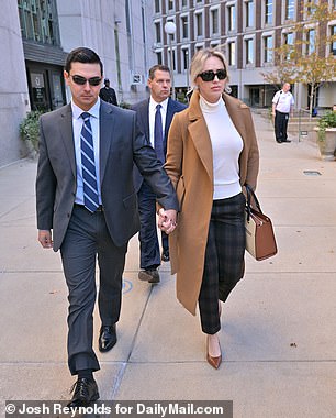 ماثيو نيلو ولورا غريفين يغادران قاعة المحكمة في ماساتشوستس