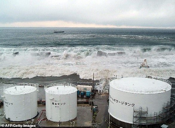 أمواج تسونامي تحطمت فوق الجدران البحرية باتجاه محطة فوكوشيما دايتشي للطاقة النووية التابعة لشركة تيبكو في أوكوما