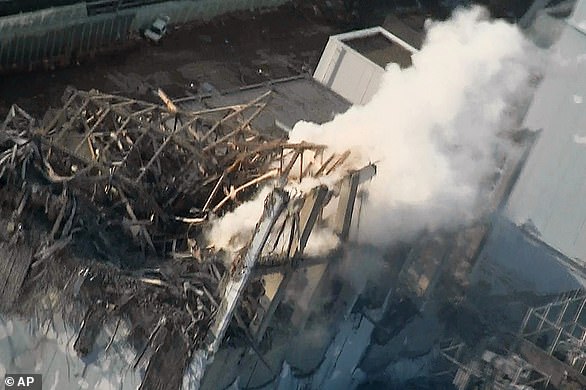 دخان يتصاعد من الوحدة 3 المحطمة في محطة فوكوشيما دايتشي للطاقة النووية في أعقاب الزلزال والتسونامي