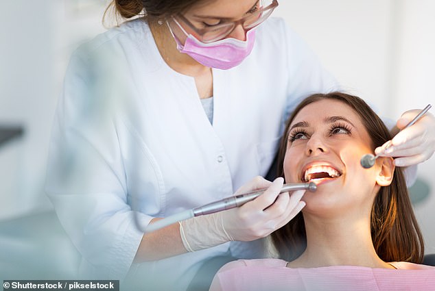 ويخشى الخبراء من أن فترات الانتظار الطويلة لرؤية طبيب الأسنان ربما أدت إلى زيادة وفيات سرطان الفم، حيث قتل أكثر من 3000 شخص في عام 2021.