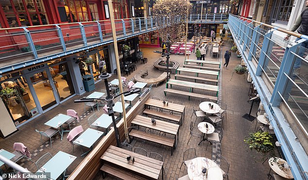 قاعة الطعام في شارع كارنابي فارغة خلال نزهات السكك الحديدية في عام 2022
