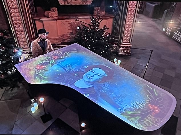 ألكسيس فرينش (في الصورة) تعزف في منتصف الشتاء الكئيب على البيانو الكبير، وكانت عليها صور لجلالة الملكة الراحلة
